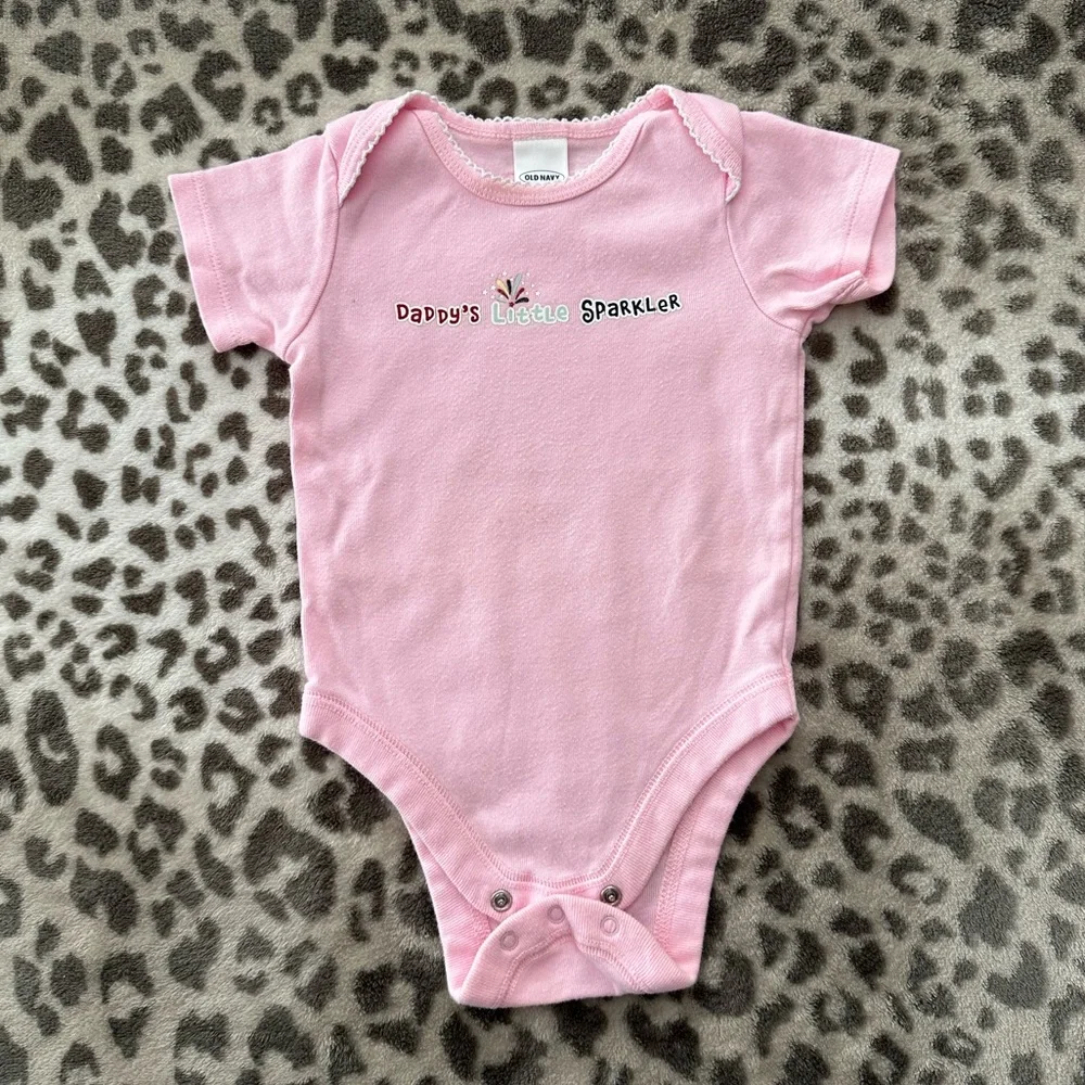 2006 Old Navy Daddy’s Little Sparkler Short Sleeve Bodysuit Onesie Pink 6-12 mo